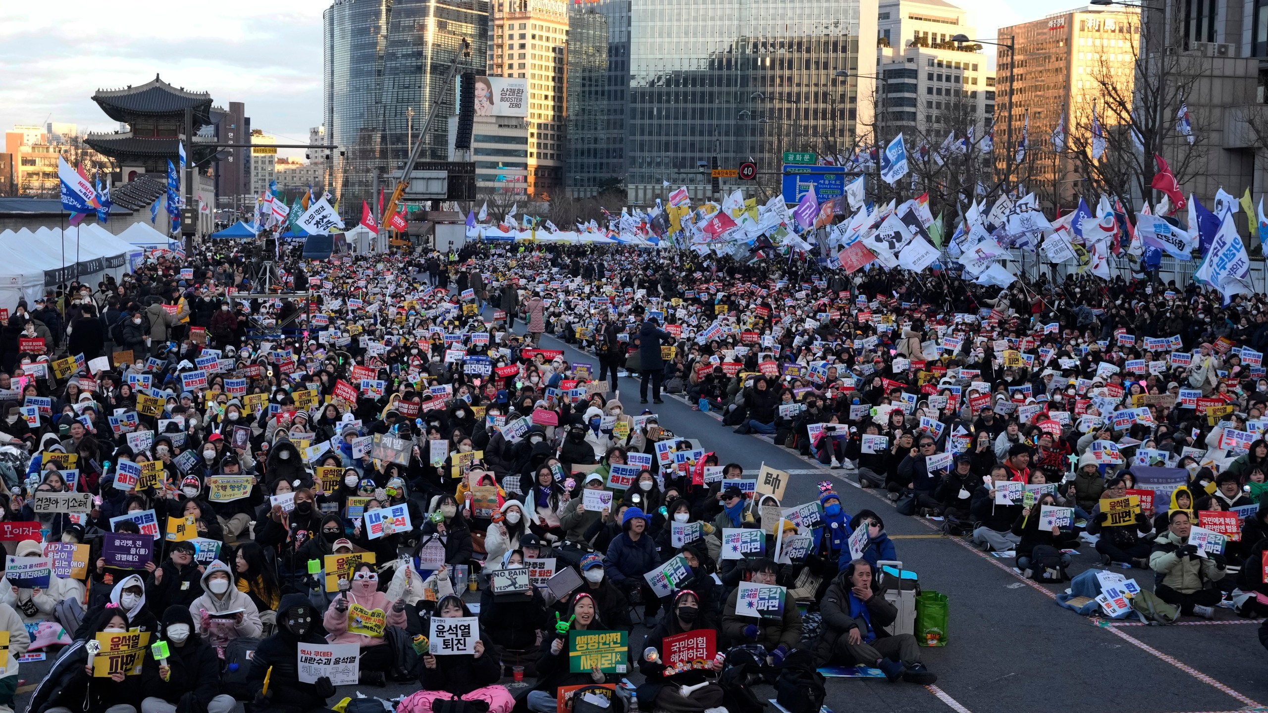 Protesters stage a rally demanding immediate indictment of impeached South Korean President Yoon Suk Yeol in Seoul, South Korea, Saturday, Jan. 25, 2025. (AP Photo/Ahn Young-joon)