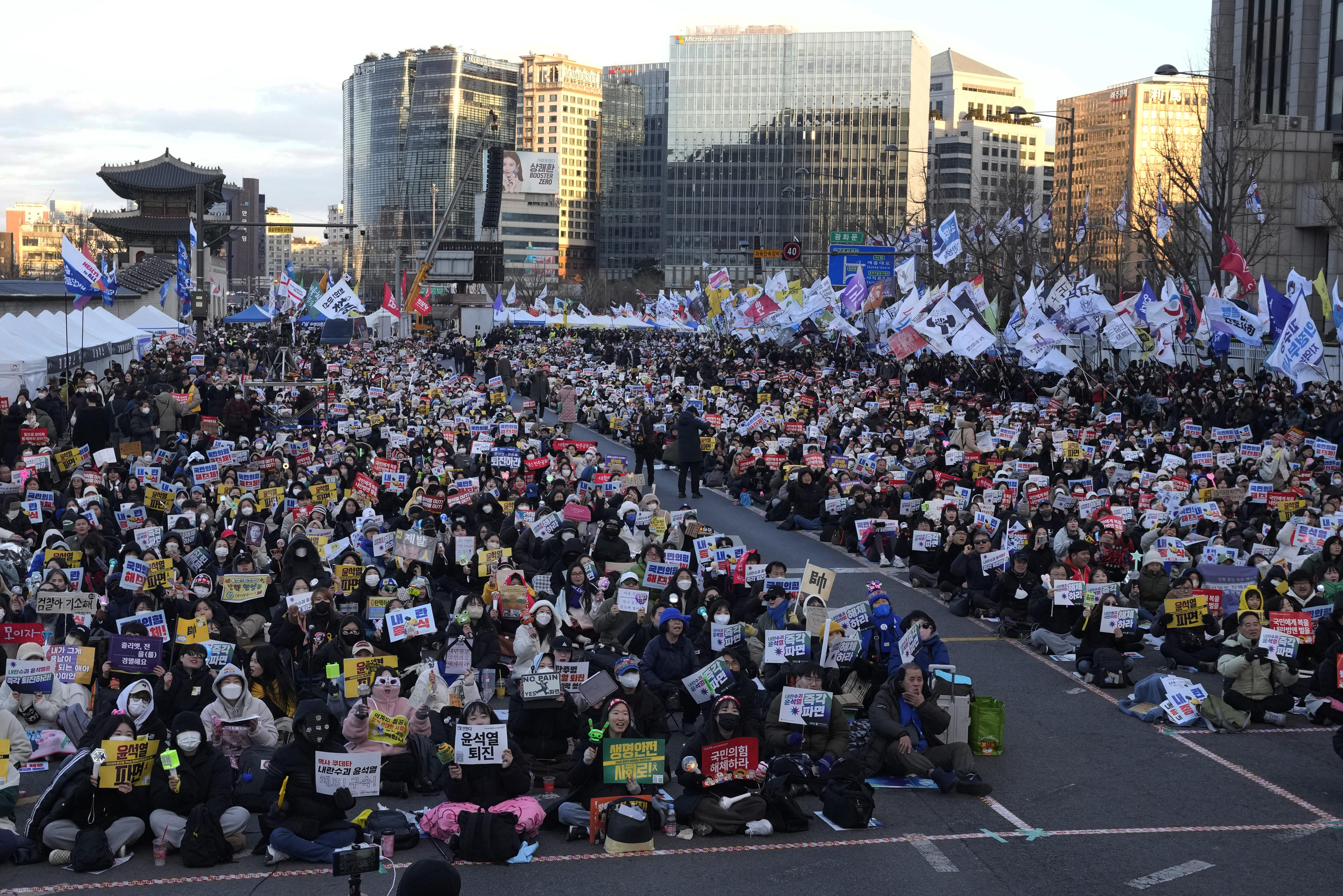 Protesters stage a rally demanding immediate indictment of impeached South Korean President Yoon Suk Yeol in Seoul, South Korea, Saturday, Jan. 25, 2025. (AP Photo/Ahn Young-joon)