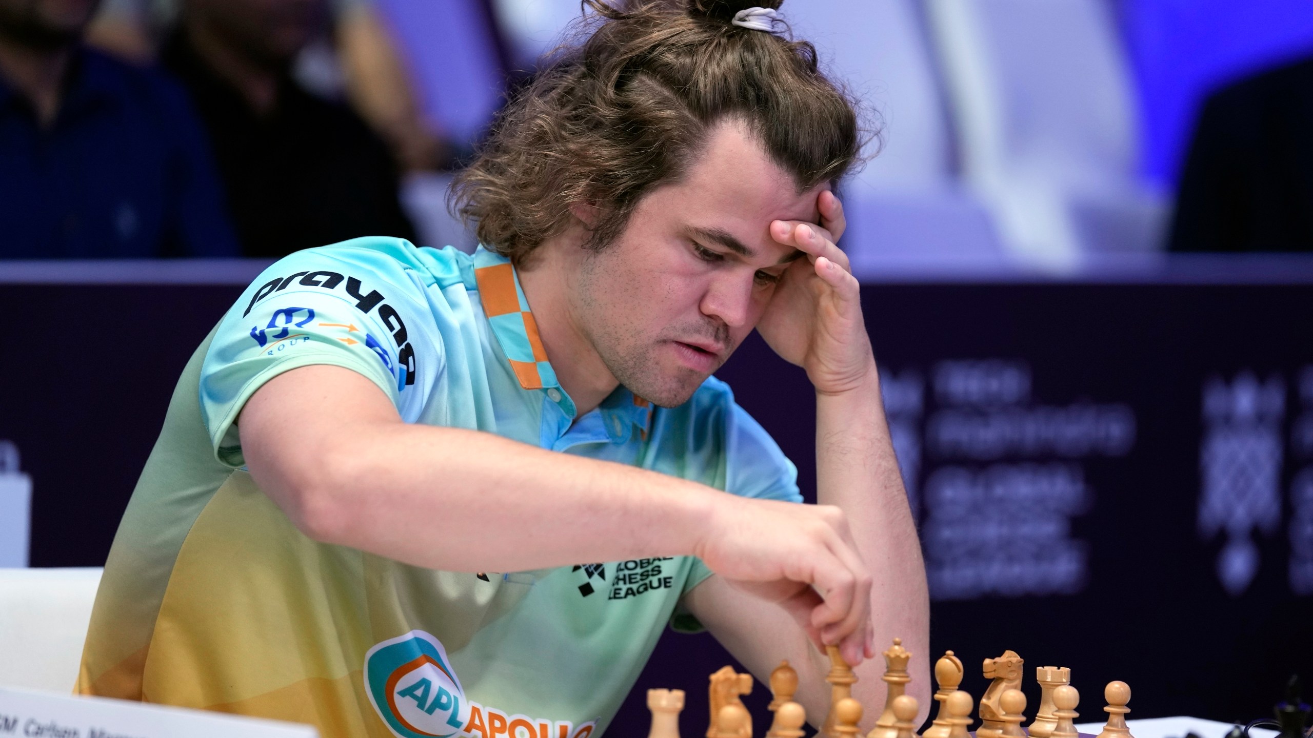 FILE - Norwegian Magnus Carlsen, left, of SG Alpine Warriors plays against Poland's Jan-Krzysztof Duda of Chingari Gulf Titans during Global Chess League in Dubai United Arab Emirates, on July 1, 2023. (AP Photo/Kamran Jebreili, File)