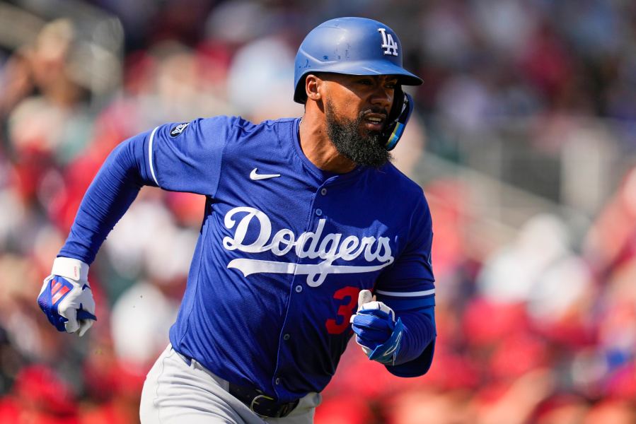 Los Angeles Dodgers' Teoscar Hernandez runs to first on a single during the first inning of a spring training baseball game against the Cincinnati Reds, Monday, Feb. 24, 2025, in Goodyear, Ariz. (AP Photo/Ashley Landis)